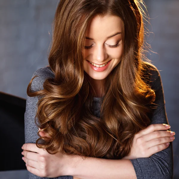 Retrato emocional de uma jovem mulher sensual com cabelos longos encaracolados e maquiagem natural — Fotografia de Stock
