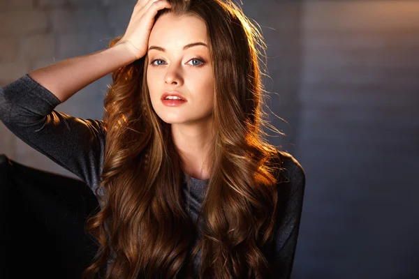 Retrato emocional de uma jovem mulher sensual com cabelos longos encaracolados e maquiagem natural — Fotografia de Stock