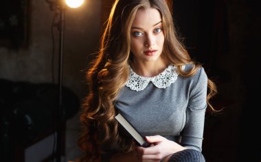 Pahalı iç klasik bir kitap ile Zarif genç bayan