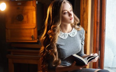 Pahalı iç klasik bir kitap ile Zarif genç bayan