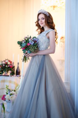 Çiçek bir buket ile zarif iç lüks bir elbise güzel genç bayan