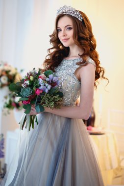 Çiçek bir buket ile zarif iç lüks bir elbise güzel genç bayan