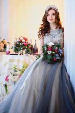 Çiçek bir buket ile zarif iç lüks bir elbise güzel genç bayan