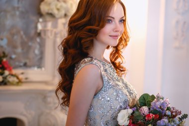 Çiçek bir buket ile zarif iç lüks bir elbise güzel genç bayan