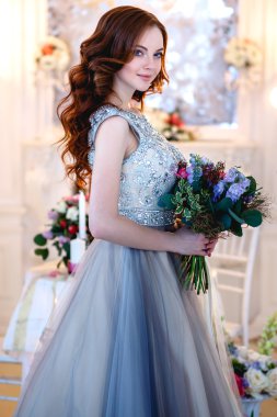 Çiçek bir buket ile zarif iç lüks bir elbise güzel genç bayan