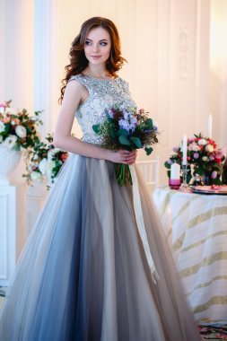 Çiçek bir buket ile zarif iç lüks bir elbise güzel genç bayan