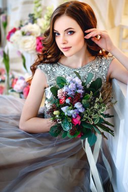 Çiçek bir buket ile zarif iç lüks bir elbise güzel genç bayan