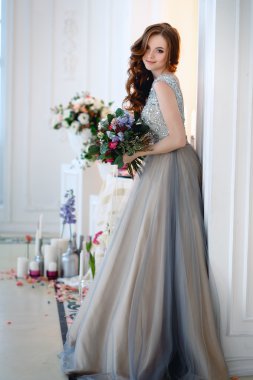 Çiçek bir buket ile zarif iç lüks bir elbise güzel genç bayan