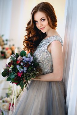 Çiçek bir buket ile zarif iç lüks bir elbise güzel genç bayan