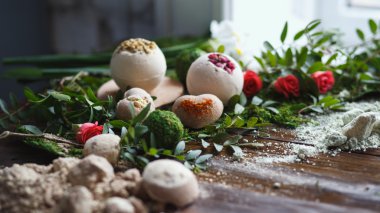 Banyo bomba hazırlanması. Malzemeler ve ahşap bir vintage tablo çiçek dekorasyonu.