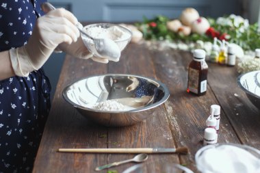 Banyo bomba hazırlanması. Malzemeler ve ahşap bir vintage tablo çiçek dekorasyonu.