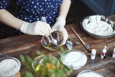 Banyo bomba hazırlanması. Malzemeler ve ahşap bir vintage tablo çiçek dekorasyonu.