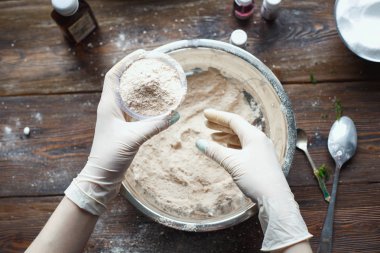 Banyo bomba hazırlanması. Malzemeler ve ahşap bir vintage tablo çiçek dekorasyonu.