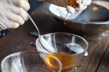 Banyo bomba hazırlanması. Malzemeler ve ahşap bir vintage tablo çiçek dekorasyonu.