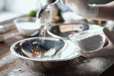 Banyo bomba hazırlanması. Malzemeler ve ahşap bir vintage tablo çiçek dekorasyonu.