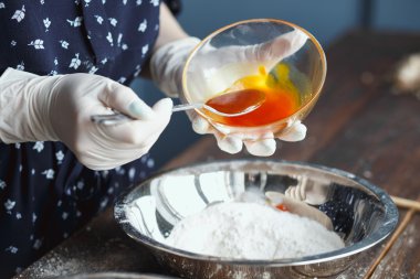 Banyo bomba hazırlanması. Malzemeler ve ahşap bir vintage tablo çiçek dekorasyonu.