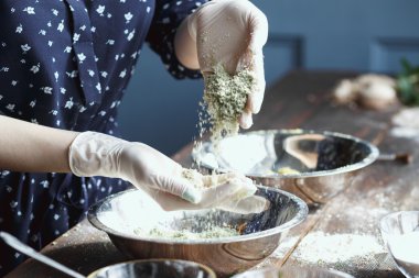 Banyo bomba hazırlanması. Malzemeler ve ahşap bir vintage tablo çiçek dekorasyonu.