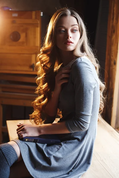 Pahalı iç klasik bir kitap ile Zarif genç bayan