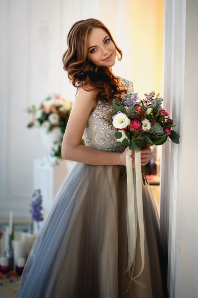 꽃의 꽃다발우아한 인테리어에 고급 드레스에 아름다운 젊은 아가씨 — 스톡 사진