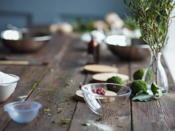 Preparación de bombas de baño. Ingredientes y decoración floral en una mesa vintage de madera . — Foto de Stock