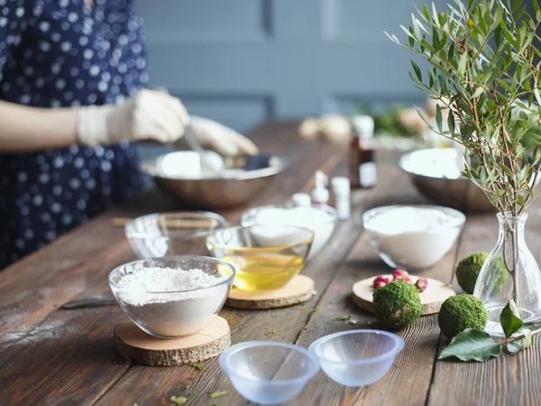 Preparación de bombas de baño. Ingredientes y decoración floral en una mesa vintage de madera . — Foto de Stock