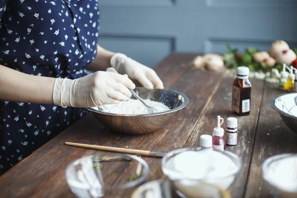 Preparação de bombas de banho. Ingredientes e decoração floral em uma mesa vintage de madeira . — Fotografia de Stock