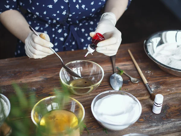 Preparación de bombas de baño. Ingredientes y decoración floral en una mesa vintage de madera . — Foto de Stock