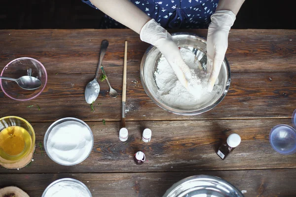 Preparación de bombas de baño. Ingredientes y decoración floral en una mesa vintage de madera . — Foto de Stock