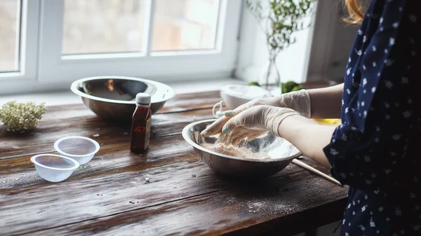 Preparação de bombas de banho. Ingredientes e decoração floral em uma mesa vintage de madeira . — Fotografia de Stock