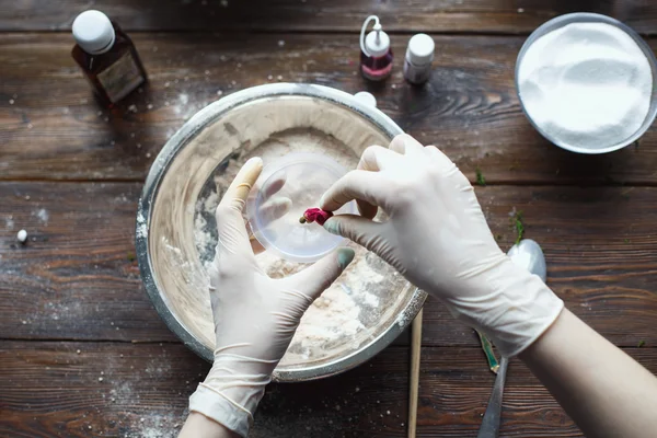 Preparación de bombas de baño. Ingredientes y decoración floral en una mesa vintage de madera . — Foto de Stock