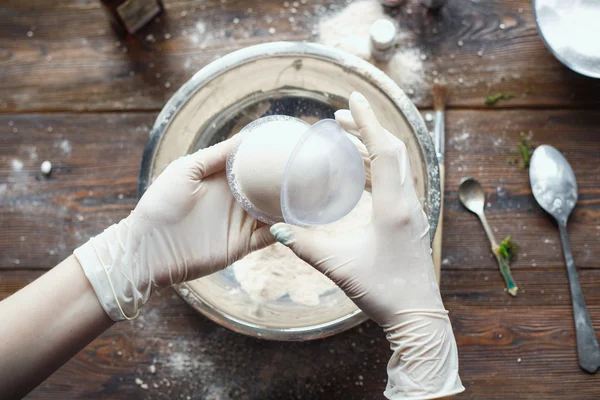 Preparación de bombas de baño. Ingredientes y decoración floral en una mesa vintage de madera . — Foto de Stock