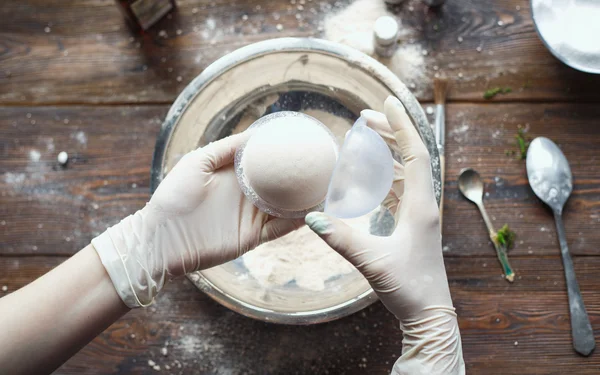 Preparação de bombas de banho. Ingredientes e decoração floral em uma mesa vintage de madeira . — Fotografia de Stock