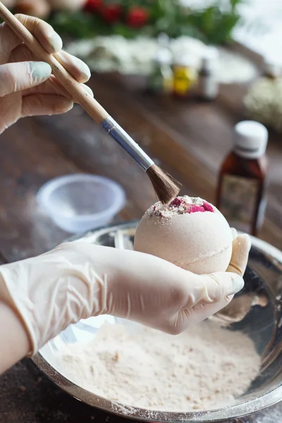 Preparação de bombas de banho. Ingredientes e decoração floral em uma mesa vintage de madeira . — Fotografia de Stock