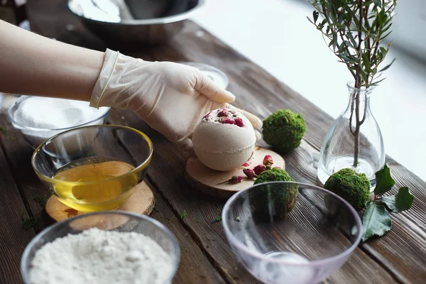 Preparação de bombas de banho. Ingredientes e decoração floral em uma mesa vintage de madeira . — Fotografia de Stock