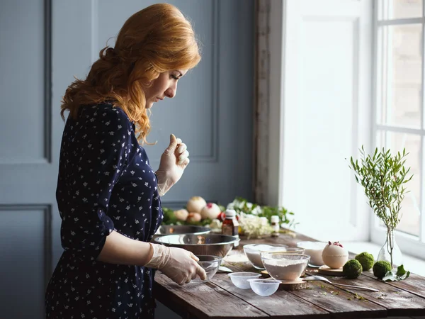 Young woman prepare bath bombs. Ingredients and floral decor on a wooden vintage table. — 스톡 사진