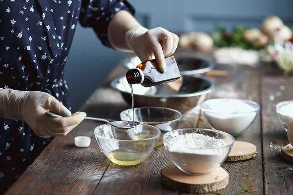 Preparación de bombas de baño. Ingredientes y decoración floral en una mesa vintage de madera . — Foto de Stock