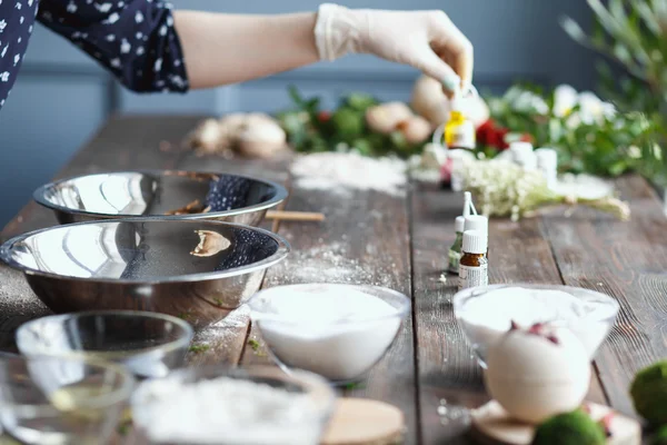 Preparação de bombas de banho. Ingredientes e decoração floral em uma mesa vintage de madeira . — Fotografia de Stock