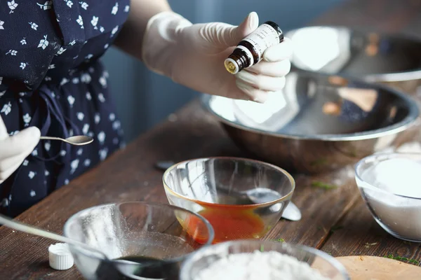 Preparação de bombas de banho. Ingredientes e decoração floral em uma mesa vintage de madeira . — Fotografia de Stock