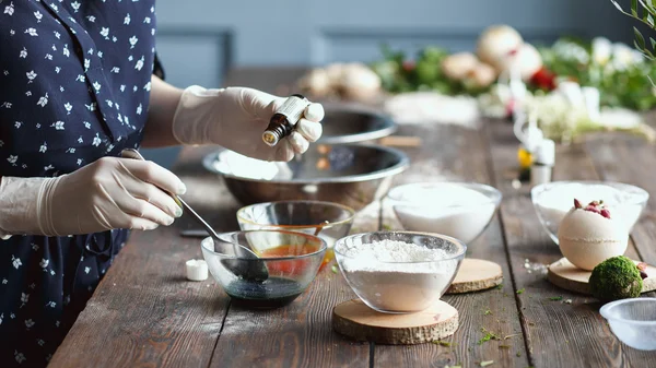 Preparação de bombas de banho. Ingredientes e decoração floral em uma mesa vintage de madeira . — Fotografia de Stock