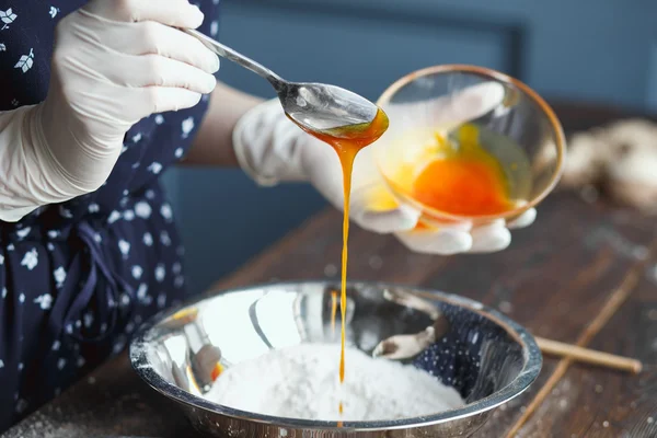 Preparación de bombas de baño. Ingredientes y decoración floral en una mesa vintage de madera . — Foto de Stock