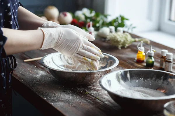 Preparação de bombas de banho. Ingredientes e decoração floral em uma mesa vintage de madeira . — Fotografia de Stock