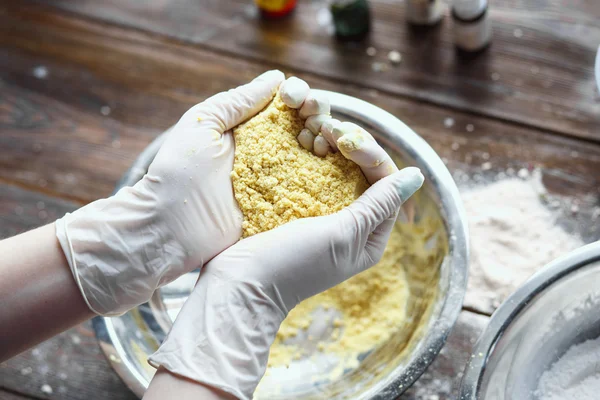 Preparação de bombas de banho. Ingredientes e decoração floral em uma mesa vintage de madeira . — Fotografia de Stock