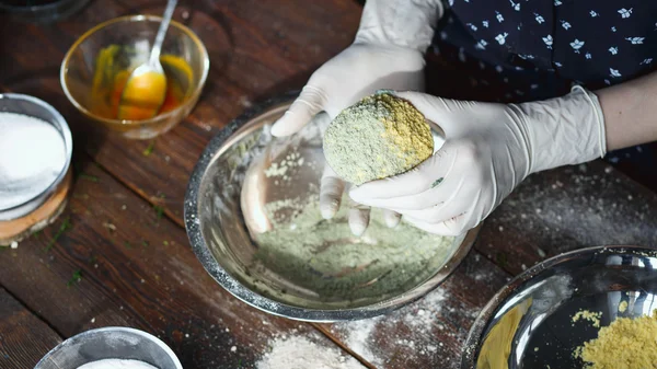 Preparação de bombas de banho. Ingredientes e decoração floral em uma mesa vintage de madeira . — Fotografia de Stock