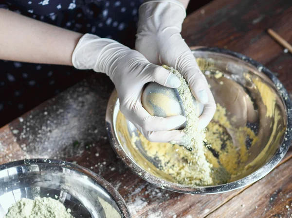 Preparação de bombas de banho. Ingredientes e decoração floral em uma mesa vintage de madeira . — Fotografia de Stock