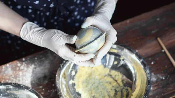 Preparación de bombas de baño. Ingredientes y decoración floral en una mesa vintage de madera . — Foto de Stock