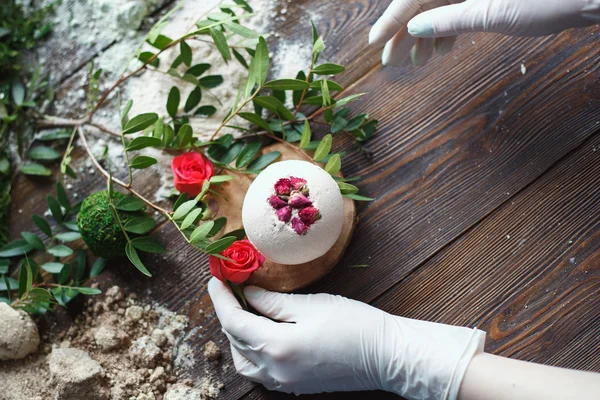 Przygotowanie kąpieli bomby. Składniki i kwiatowe dekoracje na drewnianym stole vintage. — Zdjęcie stockowe