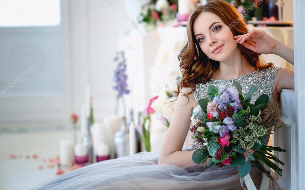 девушка с цветами. букет цветов для девушки. девушка с букетом роз. ольга рудаковская. девушка c цветами.