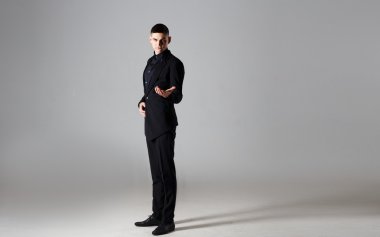 Siyah elbiseli yakışıklı adam portresi.