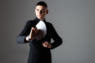 Yakışıklı adam sihirbaz siyah elbiseli kartları bir elinde tutan bir portresi