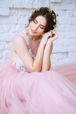 Bir sabah bir ihale hafif pembe düğün elbise gelin. Moda Güzellik Portresi